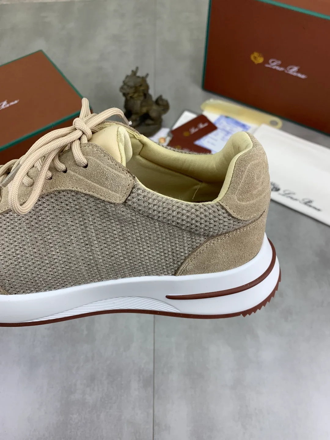 Men's men's shoes 💰P440 New model 💰 The latest casual shoes Loro Piana 💯 Top grade 💯 Buy the original copy 💯 Founded the existing Loro Piana company on April 24, 1924. It is now the sixth generation of family business, providing top quality products to customers who are discerning about taste and quality. Imported original fly woven fabric with cowhide fabric, plain calfskin lining. Hand-sewn thread with cowhide feet. Original packaging. High-end outsole. Size: 38-44 (customized for 45 and 46). 5️⃣ colors available.